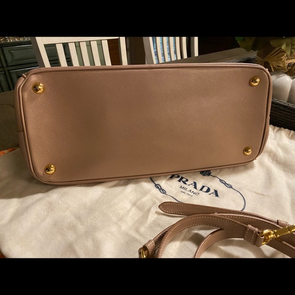 Authentic Prada Saffiano Lux - Picture 9 of 16